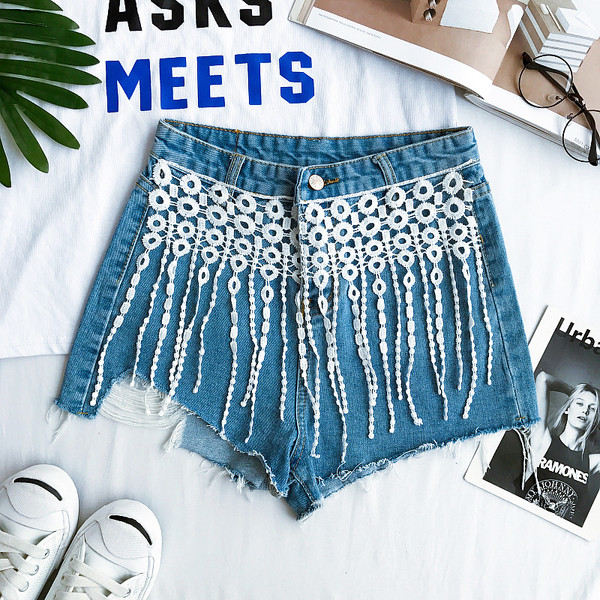 Denim σορτς με κρόσσια και υψηλής μεσάτο