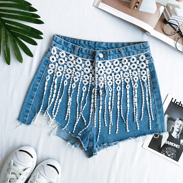 Denim σορτς με κρόσσια και υψηλής μεσάτο