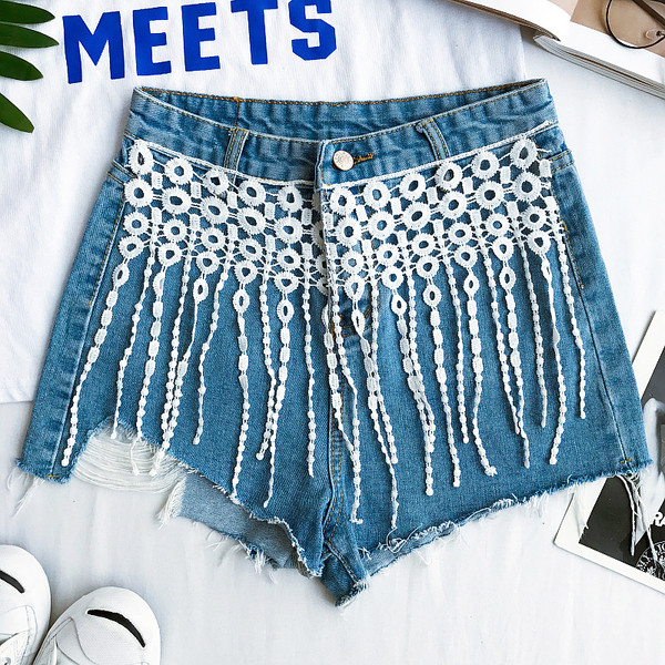 Denim σορτς με κρόσσια και υψηλής μεσάτο