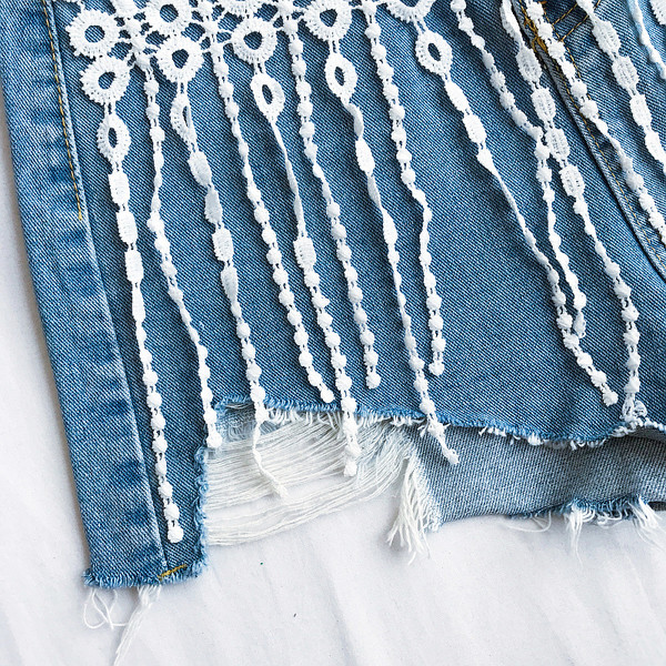 Denim σορτς με κρόσσια και υψηλής μεσάτο