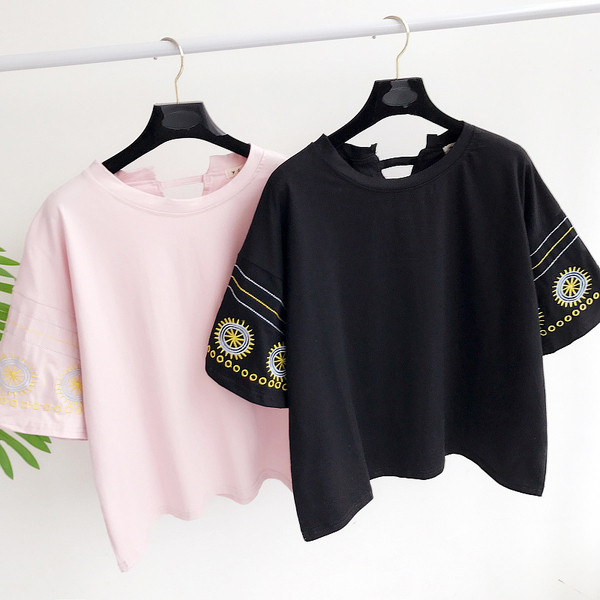 Όμορφες κυρίες μπλούζα με έθνικ μοτίβα σε μαύρο, ροζ και λευκό