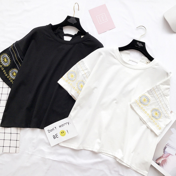 Όμορφες κυρίες μπλούζα με έθνικ μοτίβα σε μαύρο, ροζ και λευκό