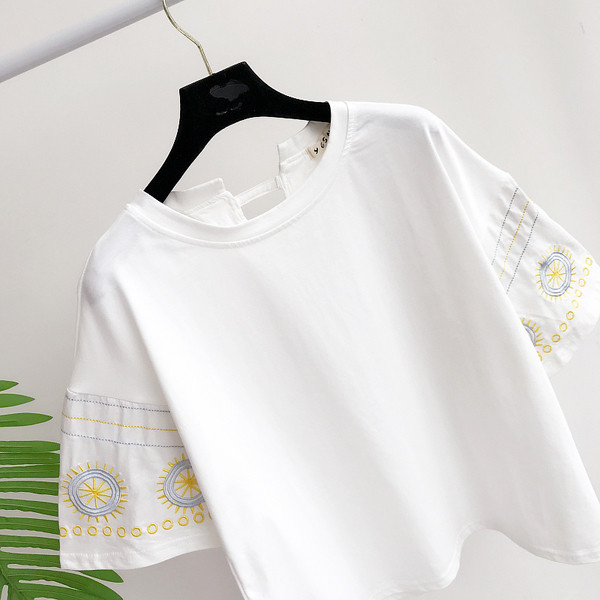 Όμορφες κυρίες μπλούζα με έθνικ μοτίβα σε μαύρο, ροζ και λευκό