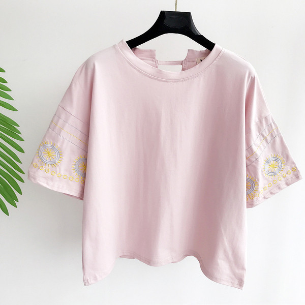 Όμορφες κυρίες μπλούζα με έθνικ μοτίβα σε μαύρο, ροζ και λευκό