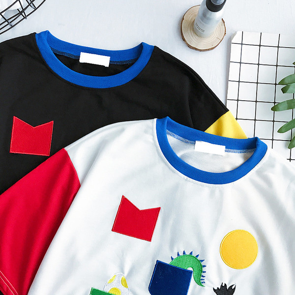 Αθλητικά κυρίες T-shirt σε μαύρο και λευκό με χρωματιστές μανίκια