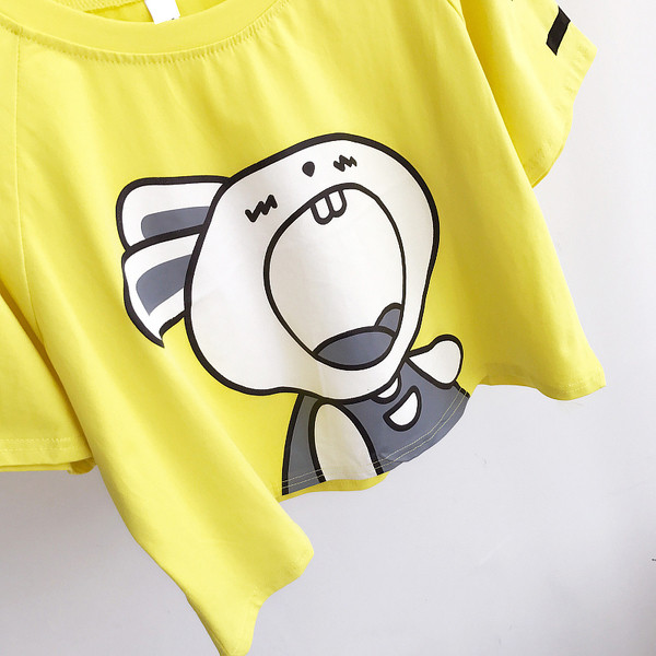 Σύντομη κυρίες φρέσκα μπλούζα σε κίτρινο, μαύρο και άσπρο εικόνας