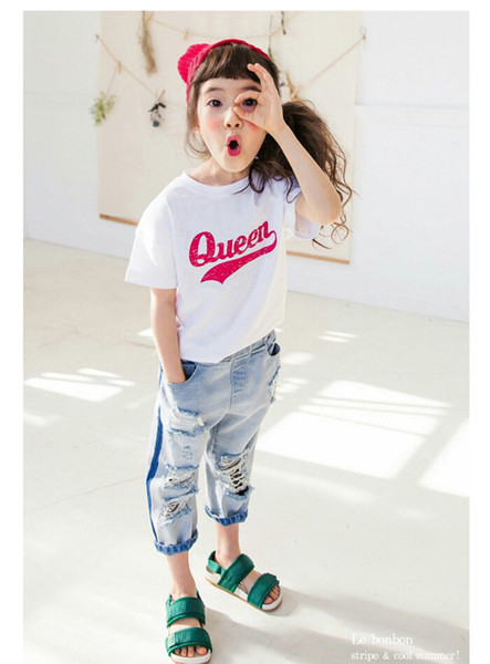 Сладка детска блуза за момичета в бял цвят с надпис "Queen"