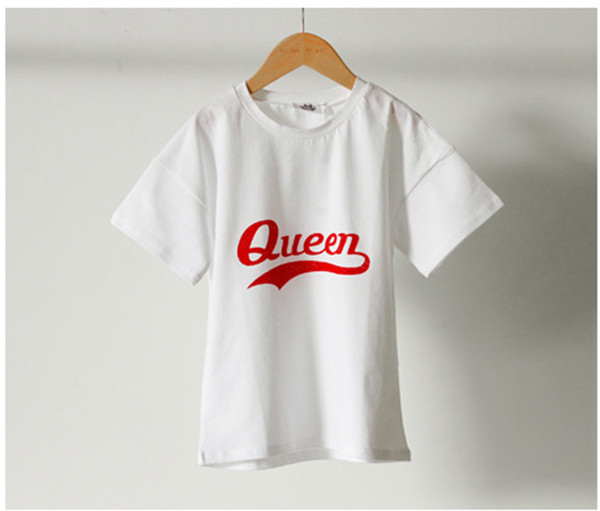 Сладка детска блуза за момичета в бял цвят с надпис "Queen"