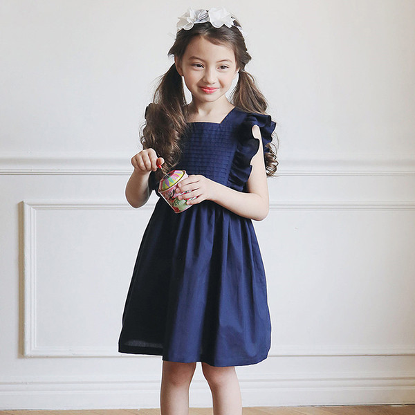 Κομψή παιδιά ντύνονται για τα κορίτσια σε λευκό και σκούρο μπλε χρώμα