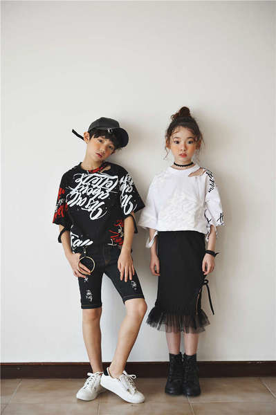 Стилна детска блуза в бял цвят за момичета и накъсани с надписи 