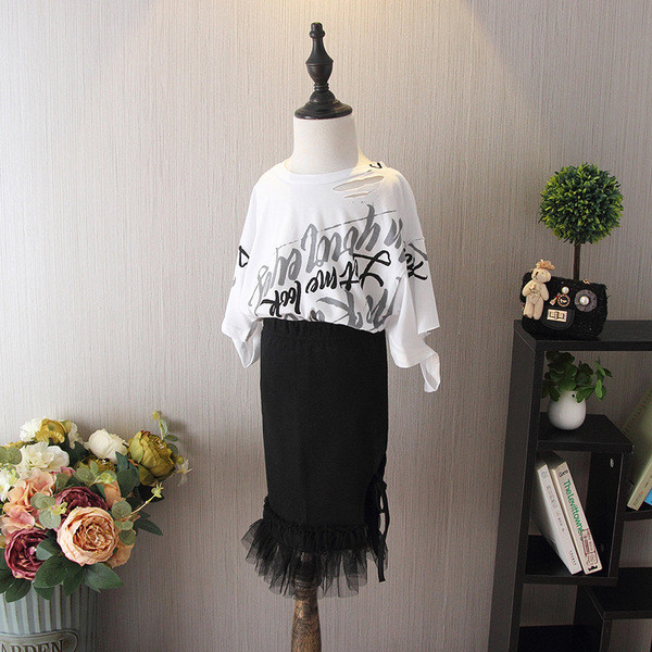 Стилна детска блуза в бял цвят за момичета и накъсани с надписи 