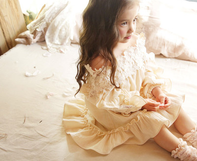 Διαφανείς παιδιά ντύνονται για τα κορίτσια διακοσμημένο με λουλούδια σε ροζ και κίτρινο