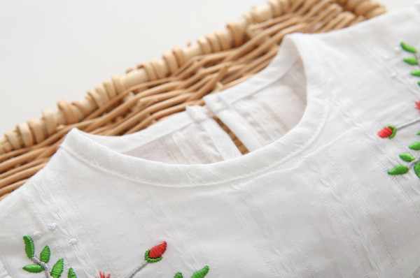 Свежа детска блуза за момичета в бял цвят с бродерия