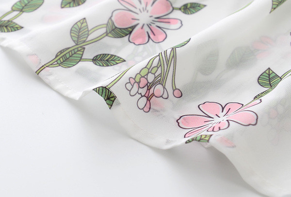 Летен детски потник за момичета в бял цвят с флорален мотив