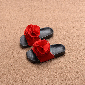 Τα παιδιά χαριτωμένο παντόφλες διακοσμημένα σε πράσινο, κόκκινο και ροζ