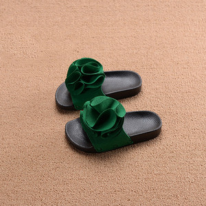 Τα παιδιά χαριτωμένο παντόφλες διακοσμημένα σε πράσινο, κόκκινο και ροζ