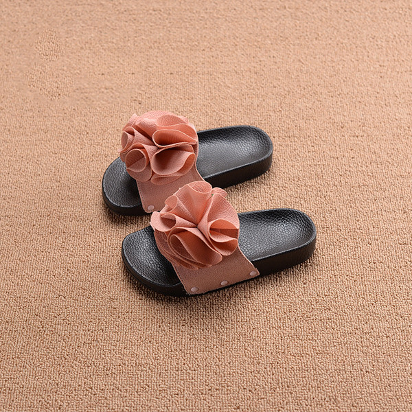 Τα παιδιά χαριτωμένο παντόφλες διακοσμημένα σε πράσινο, κόκκινο και ροζ