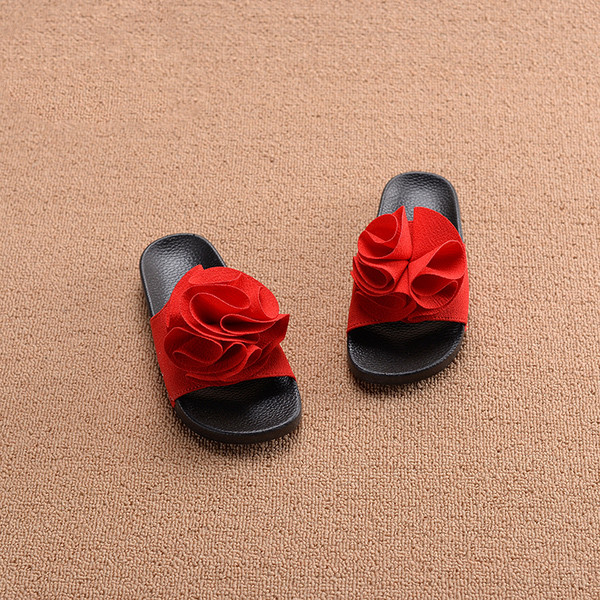 Τα παιδιά χαριτωμένο παντόφλες διακοσμημένα σε πράσινο, κόκκινο και ροζ