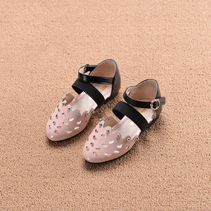 Όμορφη παιδικά σανδάλια για κορίτσια σε ένα κλειστό μοντέλο σε ροζ και κόκκινο