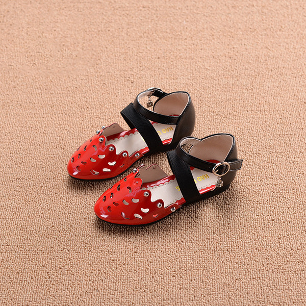Όμορφη παιδικά σανδάλια για κορίτσια σε ένα κλειστό μοντέλο σε ροζ και κόκκινο