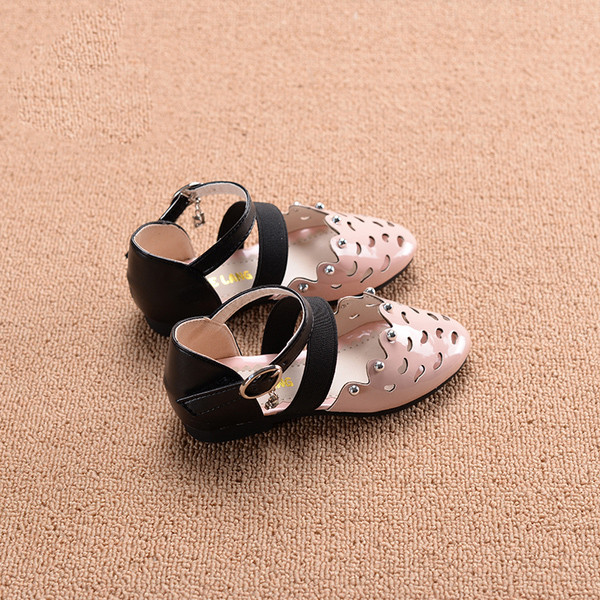 Όμορφη παιδικά σανδάλια για κορίτσια σε ένα κλειστό μοντέλο σε ροζ και κόκκινο