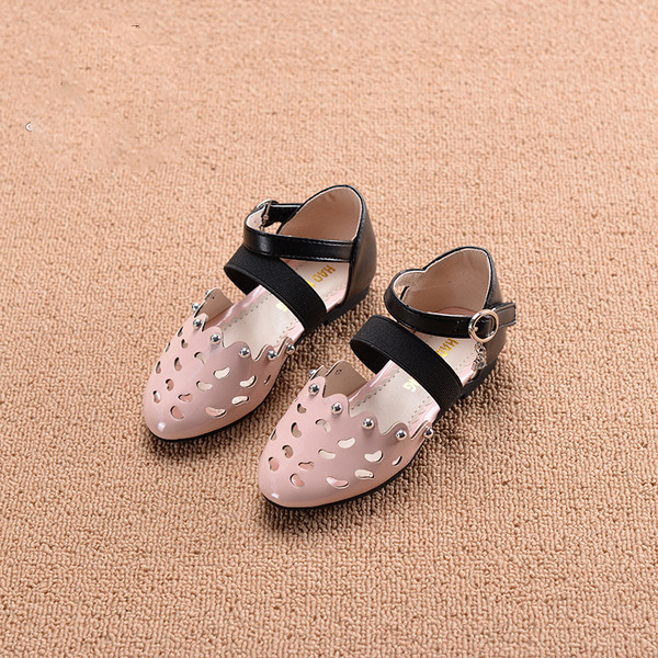 Όμορφη παιδικά σανδάλια για κορίτσια σε ένα κλειστό μοντέλο σε ροζ και κόκκινο