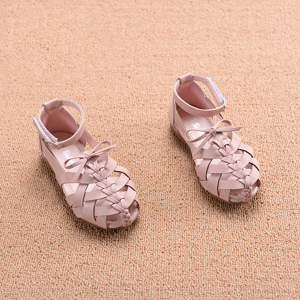 Ένα ενδιαφέρον των παιδιών μοντέλου σανδάλια για κορίτσια σε ροζ, μαύρο και μπεζ