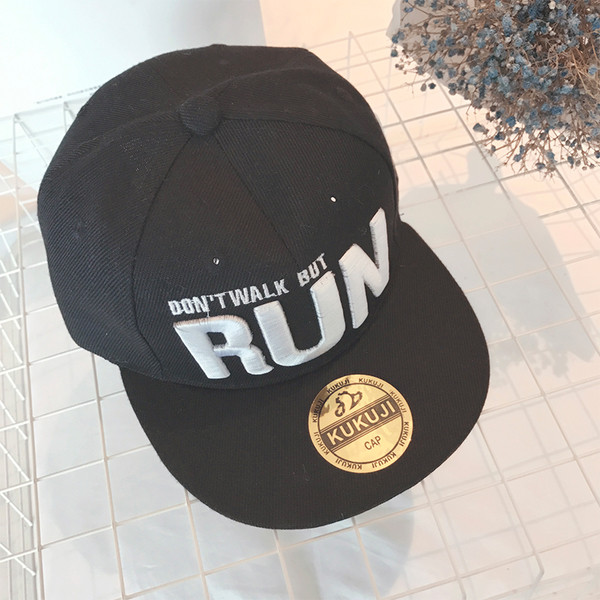 Красива детска шапка с надпис в черен и розов цвят