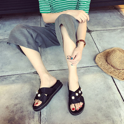 Κομψές γυναικείες παντόφλες με διακόσμηση σε πράσινο και μαύρο χρώμα