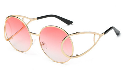 Много стилни дамски слънчеви очила с интересна форма на рамката