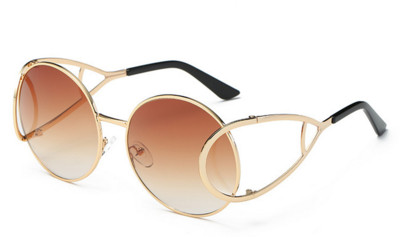 Много стилни дамски слънчеви очила с интересна форма на рамката