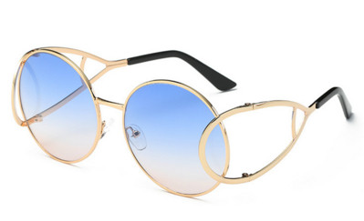 Много стилни дамски слънчеви очила с интересна форма на рамката