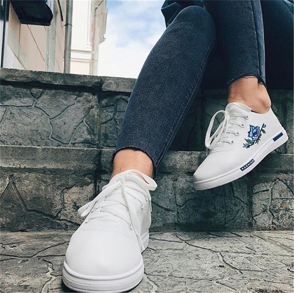 Дамски ежедневни кецове с интересна бродерия на розички -3 модела