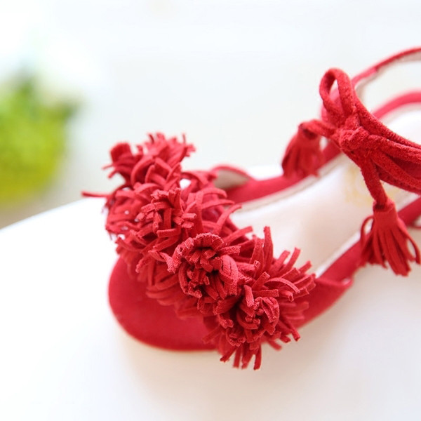 Стилни детски сандали за момичета в червен и черен цвят с ресни