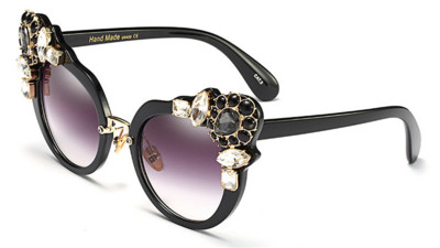 Много свежи дамски очила с интересни камъчета по рамката и в края на стъклото