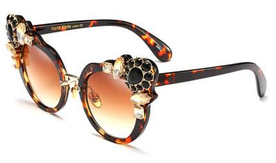 Много свежи дамски очила с интересни камъчета по рамката и в края на стъклото