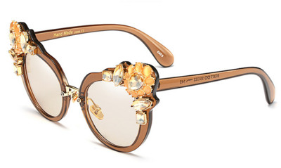 Много свежи дамски очила с интересни камъчета по рамката и в края на стъклото