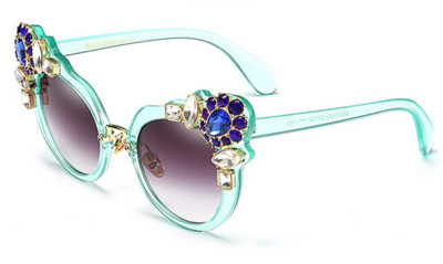 Много свежи дамски очила с интересни камъчета по рамката и в края на стъклото