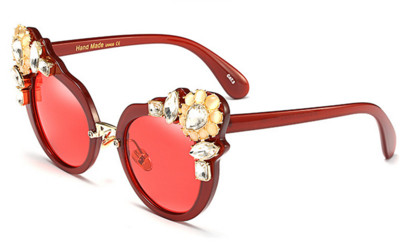 Много свежи дамски очила с интересни камъчета по рамката и в края на стъклото