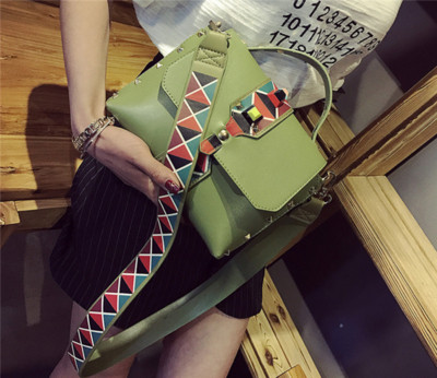 Интересна дамска чанта с дълга шарена дръжка през рамо - 4 модела