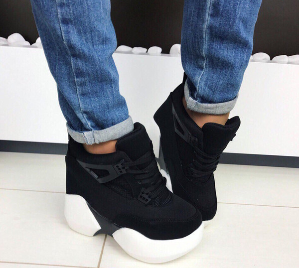 Екстравагантни дамски обувки с висока подметка подходящи за ежедевието