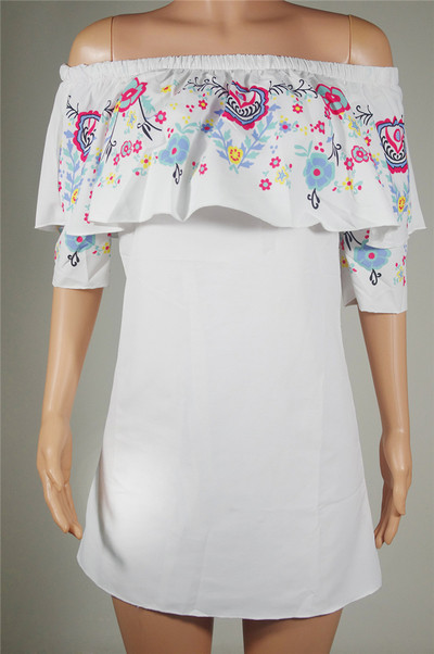 Ежедневна бяла къса рокличка с паднало рамо и къс 3/4 ръкав и шарени цветчета