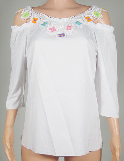 Стилна дамска ежедневна блузка с изключително красива бродерия и V-образно деколте