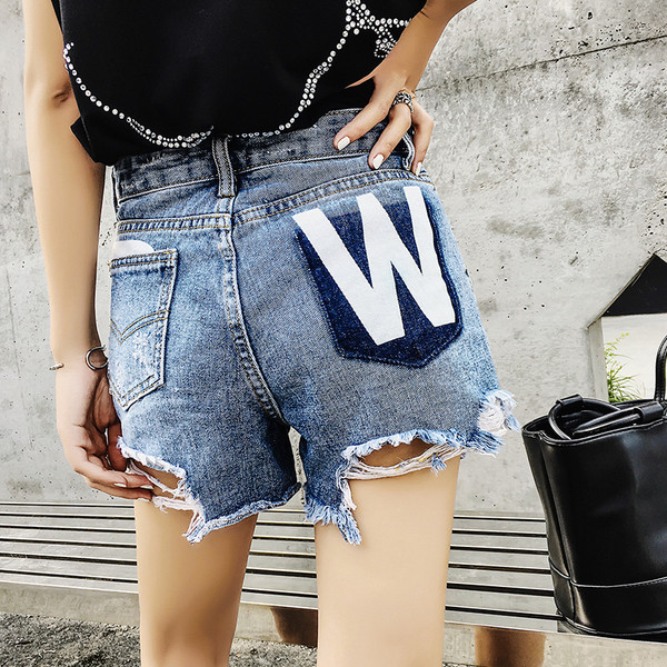 Стилен дамски дънков къс панталон с накъсани части