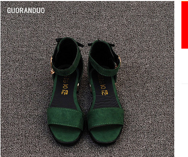 Много красиви детски сандали за момичета в зелен, червен и черен цвят