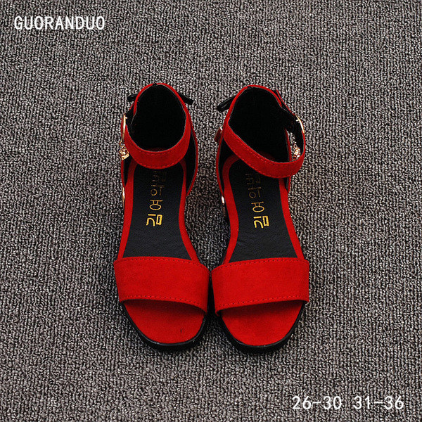 Много красиви детски сандали за момичета в зелен, червен и черен цвят