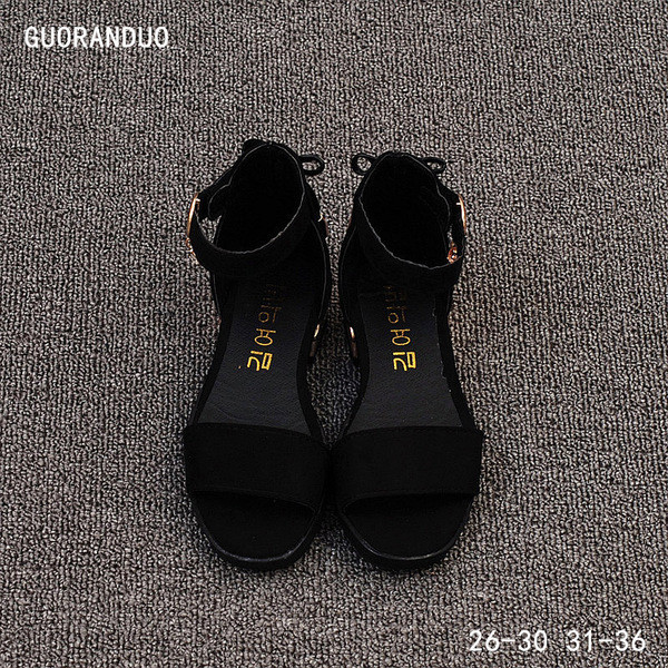 Много красиви детски сандали за момичета в зелен, червен и черен цвят