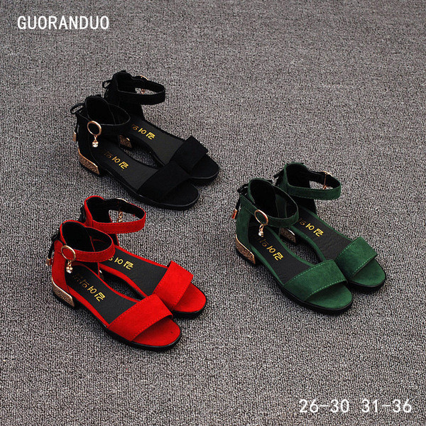Много красиви детски сандали за момичета в зелен, червен и черен цвят