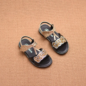 Интересен модел детски сандали за момичета с лъскава декорация