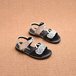 Интересен модел детски сандали за момичета с лъскава декорация